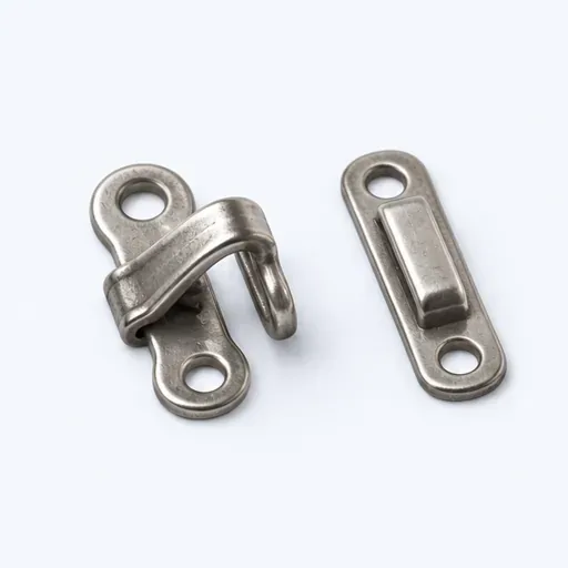 l’agrafe (f.): hook fastening