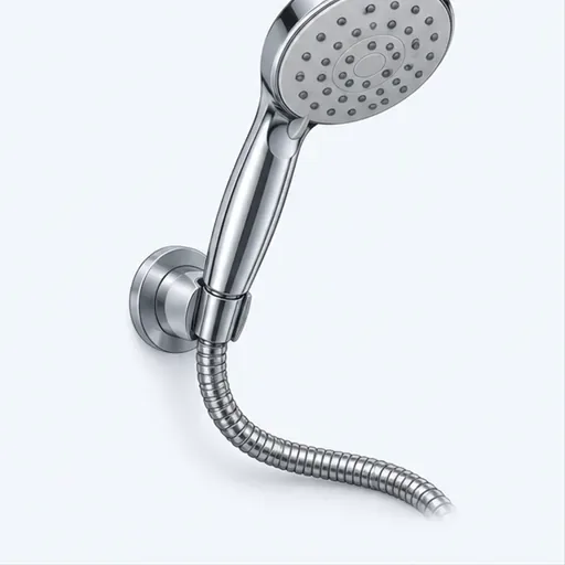 un pommeau de douche: a shower head